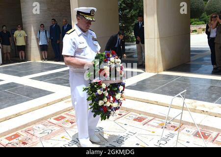 KARTHAGO, Tunesien (27. Mai 2021) ADM hinten. Jeffrey S. Spivey, Vizekommandant der Sechsten US-Flotte, nimmt an einer Kranzniederlegung zum Gedenken an den Memorial Day auf dem nordafrikanischen amerikanischen Friedhof, der American Battle Monuments Commission, Teil. Die Zeremonie wurde in Verbindung mit einer Kulturtour der tunesischen Marine veranstaltet, um den US-Teilnehmern der Übung Phoenix Express 2021 mehr über die tunesische Kultur und das tunesische Erbe in Karthago, Tunesien, zu erfahren, 27. Mai 2021. Übung Phoenix Express 2021, durchgeführt von den US Naval Forces Africa, ist eine maritime Übung zur Verbesserung der Zusammenarbeit zwischen p Stockfoto