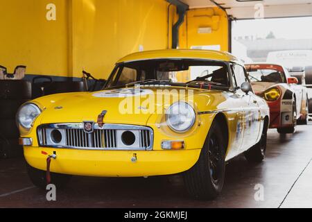 Italien, september 12 2021. Vallelungaklassiker. 60er Jahre Autos britische Legende MG B Racing in Circuit Box Fahrerlager Vorderansicht keine Menschen Stockfoto