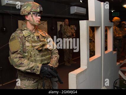 Soldaten der US-Armee von Task Force Bastards, Task Force Hellhound, 130. Field Artillery Brigade, Task Force Avalanche, 111. Theatre Engineer Brigade und 36. Infanterie Division Higher Headquarters Bataillon schießen während des Engagement Skills Trainer II simulierte Waffen. Oder EST, Veranstaltung des TF Spartan Best Warrior Competition, 27. Mai 2021, im Camp Buehring, Kuwait. Die Soldaten feuerten simulierte M4 Carbine Assault Gewehre und Berretta M9 in der Hoffnung, mehr Ziele als die anderen Konkurrenten zu schießen. Die Gewinner des TF Spartan Events werden an der kommenden U.S. Army Central teilnehmen Stockfoto