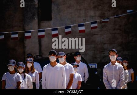 Studenten des Elie Faure College in Sainte-Foy-la-Grande bilden sich während einer Gedenkfeier im Rahmen des Nationalen Widerstandstages in Romestaing, Frankreich, am 27. Mai 2021. Mitglieder der Romestaing-Gemeinde hielten eine Gedenkfeier ab, um den amerikanischen Fliegern des Zweiten Weltkriegs, den B-24 'Aphrodite's Diciples' sowie Chuck Yeager, der am 5. März 1944 seine P-51 stürzte, zu Tribut zu zollen. Stockfoto