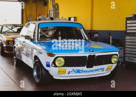 Italien, september 12 2021. Vallelungaklassiker. 70er Jahre Rennwagen BMW 2002 TI in Schaltkasten Fahrerlager keine Menschen Vorderansicht Stockfoto