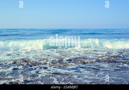 Wellen am Meer und blauer Himmel Stockfoto