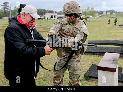 Sgt. Christopher Wine der 1. Klasse, mit der 1. Staffel, dem 7. US-Kavallerieregiment, demonstriert den sicheren Einsatz, als ein Veteran der polnischen Armee am 27. Mai 2021 während eines Wettkampfes auf dem Forward Operation Site Drawkso Pomorskie Training Area, Polen, einen M4 abfeuert. Die Teilnehmer feuerten zuerst aus verschiedenen Schusspositionen auf Ziele zwischen 25 Metern und 350 Metern innerhalb von 60 Sekunden, führten dann praktische Eingewöhnungsübungen mit polnischen und US-Waffen durch, sodass Soldaten Seite an Seite trainieren konnten, um Selbstvertrauen aufzubauen und die Zusammenarbeit zwischen den alliierten Kräften zu fördern. Stockfoto