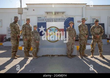 Soldaten der US-Armee der 36. Infanterie-Division, die als Task Force Spartan eingesetzt werden, erhalten während einer Patching-Zeremonie im Joint Training Center, Jordanien, am 27. Mai 2021, ihre rechten Ärmelabzeichen. Das rechte Ärmelabzeichen ist ein Hinweis auf den Einsatz eines Soldaten bei oder zur Unterstützung von Bodenkampf-Operationen. Stockfoto