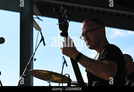 Ein Mitglied der U.S. Army Training and Doctrine Command Band spielt Gitarre vor dem Austin Moody Konzert im Joint Base Langley-Eustis, Virginia, 27. Mai 2021. Die TRADOC-Band eröffnete für Moody. Stockfoto