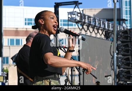 Ein Mitglied der U.S. Army Training and Doctrine Command Band singt vor dem Austin Moody Konzert im Joint Base Langley-Eustis, Virginia, 27. Mai 2021. Die TRADOC-Band eröffnete für Moody. Stockfoto