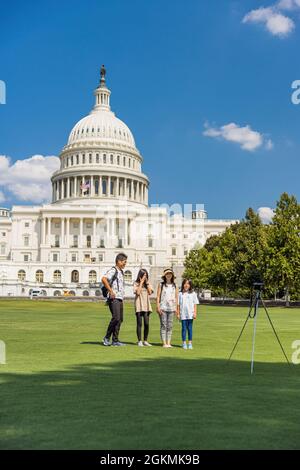 Washington DC, USA - 14. August 2021: Asiatische Touristen fotografieren vor dem US-Kapitolgebäude. Stockfoto