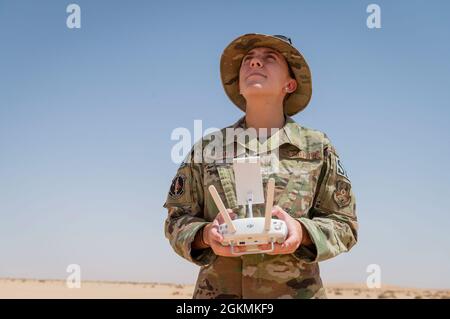 Der Senior Airman der US Air Force Emmalee Santo, ein Drohnenoperator, der dem 379. Expeditionary Security Forces Squadron auf der Al Udeid Air Base, Katar, zugewiesen wurde, betreibt eine Drohne, um eine Bedrohung durch unbemannte Luftfahrtsysteme während eines Gegen-UAS-Trainings auf der Prince Sultan Air Base, 27. Mai 2021, zu simulieren. Mitglieder des 379. ESFS-Programms für unbemannte Luftfahrtsysteme mit Gegenklein nahmen an der Trainingsveranstaltung Teil und stellten der SUAS mögliche Bedrohungen zur Verfügung, während Sicherheitseinheiten der PSAB, darunter Mitglieder der Royal Saudi Air Force, reagierten. Die Schulung ermöglichte es der USAF, dem U.S. Marine Corps und dem RSAF-Personal, von ihnen zu lernen Stockfoto