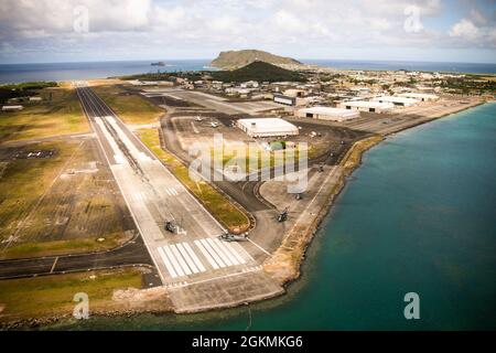 Mehrere CH-53E Superhengste, die an Marine Heavy Helicopter Squadron 463 befestigt sind, stehen auf der Startbahn für einen Trainingsflug mit Joint-Squadron, Marine Corps Base Hawaii, 27. Mai 2021. Der Flug wurde von Marine Light Attack Helicopter Squadron 367 und HMH-463 mit der Absicht durchgeführt, die Bereitschaft zu erhöhen und die Interoperabilität zwischen den beiden Staffeln zu fördern. Stockfoto