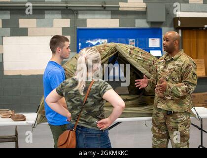 Sgt. Chris Smith, ein Feuerkontrolleur der 1. Klasse, der Bravo Battery, dem 5. Bataillon, dem 113. Field Artillery Regiment, dem 60. Truppenkommando, zugewiesen wurde, spricht während einer Open House-Veranstaltung in der Nationalgarde in Winston-Salem, North Carolina, 22. Mai 2021 mit potenziellen Rekruten. Während der Veranstaltung erfuhren die Menschen von den Vorteilen und Chancen, ein NC-Wachsoldat zu sein. Das NCARNG ist ein „Always Ready“-Team aus Bürgersoldaten mit den verfügbaren Möglichkeiten, die Fähigkeiten und das Selbstvertrauen einer Person zu verbessern. Wenn Sie daran interessiert sind, ein Teil unseres Teams zu sein, besuchen Sie iGUARDNC.COM, NATIONALGUARD.COM Stockfoto