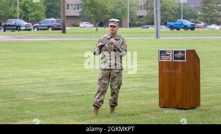 Oberst Timothy Gallagher, Kommandant der 4th Cavalry Multi-Functional Training Brigade, hält Eröffnungsansprache bei der Gedenkfeier zum Memorial Day und dem Cook-out vor dem 4. Cav BDE-Gebäude der First Army Division East in Fort Knox, Ky., Mai 27. Besondere Anerkennung wurde dem Kaplan-Korps zuteil, als das Team des Abteilungsministeriums den Ehrenmedaillenempfänger Kaplan (Cpt.) hervorheben wollte. Emil Kapaun, der auch für sein asiatisches amerikanisches und pazifisches Erbe anerkannt wird. Stockfoto