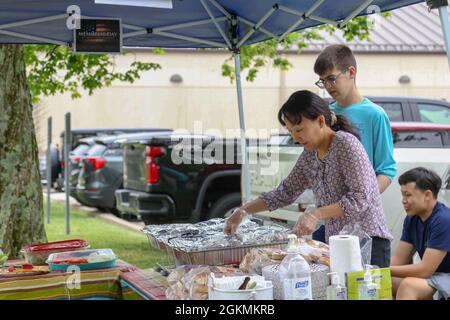 Jade Jeon und Seth Spencer organisieren Hotdogs und Hamburger vor einer Gedenkfeier zum Memorial Day und einer Veranstaltung zum Kochen vor dem Gebäude der First Army Division East, 4th Cavalry Multi-Functional Training Brigade in Fort Knox, Ky., 27. Mai. Besondere Anerkennung wurde dem Kaplan-Korps zuteil, als das Team des Abteilungsministeriums den Ehrenmedaillenempfänger Kaplan (Cpt.) hervorheben wollte. Emil Kapaun, der auch für sein asiatisches amerikanisches und pazifisches Erbe anerkannt wird. Stockfoto