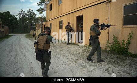 Marines mit dem Special Response Team führt das Büro des Provost-Marschalls Aktionen auf dem Ziel durch, während er mit Marine Raiders vom 3. Marine Raider Bataillon in Jacksonville, N.C., 27. Mai 2021 trainiert. Das Training der Strafverfolgungsbehörden bestand aus Taktiken kleiner Einheiten, die mit einer letzten Übung zur Geiselrettung gipfelten. Stockfoto