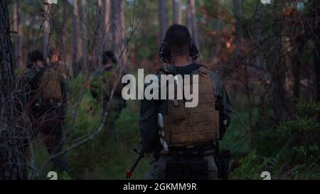 Marines mit dem Special Response Team führt das Büro des Provost-Marschalls eine Kontaktbewegung durch, während er mit Marine Raiders vom 3. Marine Raider Bataillon in Jacksonville, N.C., trainiert, 27. Mai 2021. Das Training der Strafverfolgungsbehörden bestand aus Taktiken kleiner Einheiten, die mit einer letzten Übung zur Geiselrettung gipfelten. Stockfoto