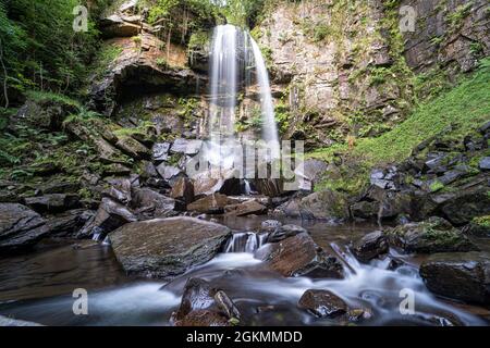 Melincourt Falls, Resolven, Vale of Neath, Port Talbot, South Wales, Großbritannien. Wunderschöner walisischer Wasserfall Stockfoto