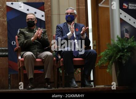 Der Adjutant General der Indiana National Guard, Brig. General Dale Lyles und Gouverneur Eric Holcomb klatscht während des Festival Memorial Service 500 am Indianapolis war Memorial am 28. Mai 2021. Stockfoto