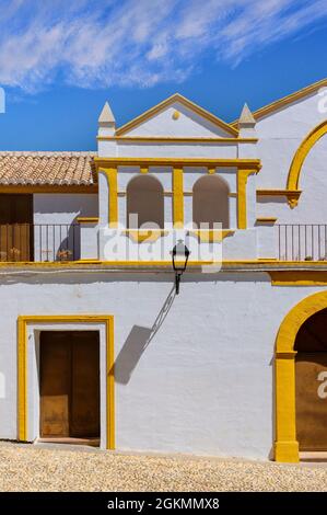 Verzierte Gebäude hinter der Iglesia de Santa María de la Encarnación, einer der Kirchen in Alhama de Granada, Provinz Granada, Andalusien, Spanien Stockfoto