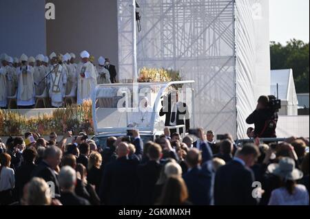 Sastin Straze, Slowakei. September 2021. Papst Franziskus winkt den Menschen vom Papa-Handy. Am letzten Tag seiner Slowakei-Reise besucht er die westslowakische Stadt Sastin-Straze. Quelle: Johannes Neudecker/dpa/Alamy Live News Stockfoto