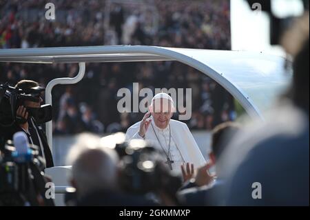 Sastin Straze, Slowakei. September 2021. Papst Franziskus winkt den Menschen vom Papa-Handy. Am letzten Tag seiner Slowakei-Reise besucht er die westslowakische Stadt Sastin-Straze. Quelle: Johannes Neudecker/dpa/Alamy Live News Stockfoto