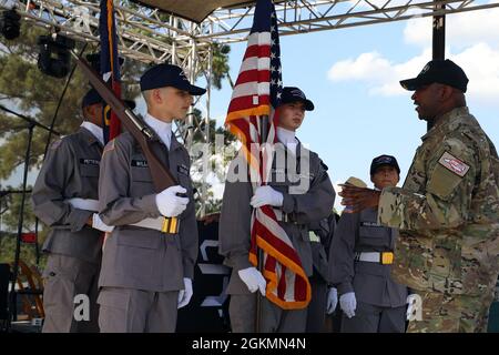 North Carolina Tarheel Challenge Kadetten bereiten sich darauf vor, die Farben der Nation bei einem Event mit der North Carolina Army National Guard Brig zu präsentieren. General Allen Boyette, der stellvertretende Adjutant General for Sustainment, der sich später beim ersten Fruits Memorial Balloon Fest in Louisburg, North Carolina, am 28. Mai 2021 an die Menge wandte. Das Festival, das am Wochenende des Memorial Day stattfindet, ist dem gefallenen Militär gewidmet. „am Memorial Day und an diesem Wochenende geht es darum, diejenigen zu ehren, die ihr Leben als Opfer für unsere Freiheit hingegeben haben“, sagte Boyette. Stockfoto