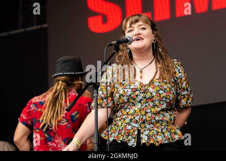 Slim Pickings Band, die auf einem Musikkonzertfestival in Garon Park, Southend on Sea, Essex, Großbritannien, auftrat. Sängerin, singen Stockfoto