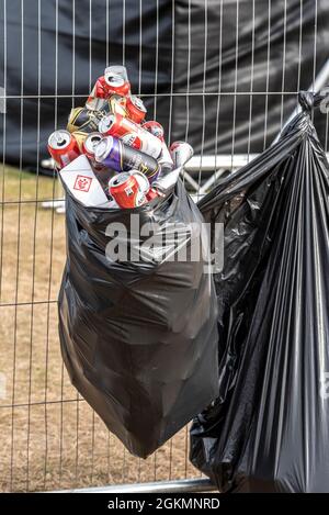 Müllbeutel voller leerer Bierdosen bei einem Musikfestival. Voller Müllbeutel, überfüllt mit Alkoholdosen und Dosen. Apfelwein und Lagerkellner Stockfoto