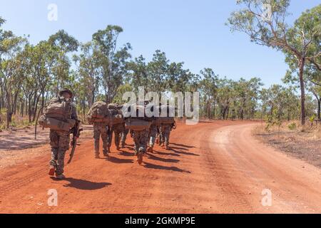 U.S. Marines with Alpha Battery, 2nd Low Altitude Air Defense Platoon, with the Aviation Combat Element, Marine Rotational Force - Darwin Unternehmen nach einer dreitägigen Feldentwicklung eine sechs Kilometer lange Wanderung im Mount Bundy Training Area, NT, Australien, 28. Mai 2021. 2nd LAAD ist eine Luftverteidigungseinheit, die in der Lage ist, andere Elemente des Luftverteidigungssystems frühzeitig vor feindlichen Luftbedrohungen zu warnen. Stockfoto