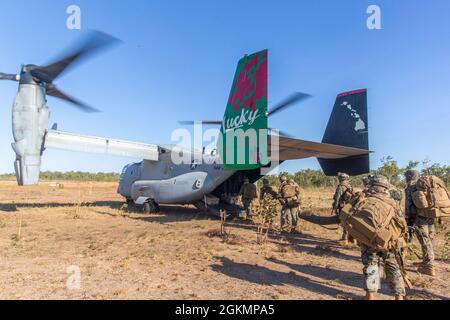 U.S. Marines with Alpha Battery, 2nd Low Altitude Air Defense Platoon, with the Aviation Combat Element, Marine Rotational Force - Darwin Begeben Sie sich nach einer dreitägigen Feldentwicklung im Mount Bundy Training Area, NT, Australien, 28. Mai 2021 auf einen MV-22B Fischadler. 2nd LAAD ist eine Luftverteidigungseinheit, die in der Lage ist, andere Elemente des Luftverteidigungssystems frühzeitig vor feindlichen Luftbedrohungen zu warnen. Stockfoto