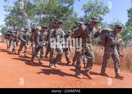 U.S. Marines with Alpha Battery, 2nd Low Altitude Air Defense Platoon, with the Aviation Combat Element, Marine Rotational Force - Darwin Unternehmen nach einer dreitägigen Feldentwicklung eine sechs Kilometer lange Wanderung im Mount Bundy Training Area, NT, Australien, 28. Mai 2021. 2nd LAAD ist eine Luftverteidigungseinheit, die in der Lage ist, andere Elemente des Luftverteidigungssystems frühzeitig vor feindlichen Luftbedrohungen zu warnen. Stockfoto