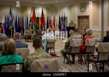 LT. General Theodore Martin übernimmt während einer Zeremonie am 28. Mai 2021 das Kommando über das United Arms Center der US Army in Fort Leavenworth, Kansas. Martin diente zuvor als stellvertretender General-Befehlshaber der U.S. Army Training and Doctrine Command. Stockfoto