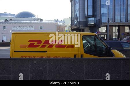 17. März 2018, Moskau, Russland. Ein gelber Transporter mit dem DHL-Logo auf der Rückseite ist auf einer Stadtstraße geparkt. Stockfoto