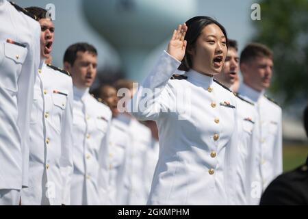 ANNAPOLIS, MD. (28. Mai 2021) U.S. Naval Academy Klasse von 2021 Midshipmännern stehen und nehmen den Amtseid, während ihrer Graduierung und Inbetriebnahme Zeremonie im Navy-Marine Corps Memorial Stadium Navy-signs zu werden. Die Klasse der 2021 graduierte 1,084 Midshipmen und wurde von Vizepräsident Kamala Harris angesprochen. Stockfoto