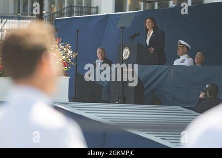 ANNAPOLIS, MD. (28. Mai 2021) die Vizepräsidentin Kamala Harris hält die Abschlussrede als Gastredner während der Abschlussfeier und Inbetriebnahme der U.S. Naval Academy für die Klasse 2021 im Navy-Marine Corps Memorial Stadium. Als Undergraduate College des Marineservice unseres Landes bereitet die Naval Academy junge Männer und Frauen darauf vor, professionelle Offiziere mit Kompetenz, Charakter und Mitgefühl im US Navy and Marine Corps zu werden. Stockfoto