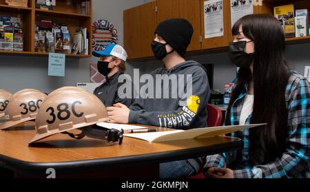 PORT ORCHARD, Washington (28. Mai 2021) – Jansen Viergutz, Jeremiah Milliron und Alexandra Pittman, Senioren der South Kitsap High School (SKHS), überprüfen auf der SKHS am 28. Mai die Absichtserklärungen zur Einstellung von der Trident Refit Facility Bangor (TRFB). Führungskräfte von TRFB haben in Zusammenarbeit mit Beratungsberatern von SKHS drei hoch motivierte High School Senioren mit Interesse an Handelsarbeit identifiziert und für eine mögliche Beschäftigung bei TRFB befragt. Stockfoto