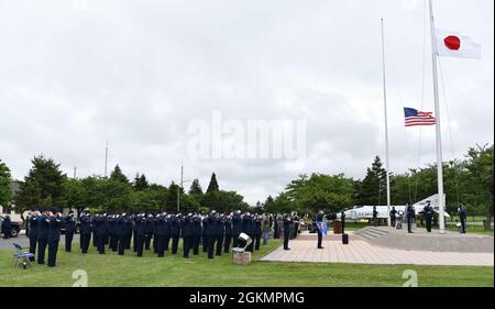 Dienstmitglieder grüßen die US- und japanische Flagge, während die Nationalhymne beider Länder während einer Gedenkfeiertag-Retreat-Zeremonie auf dem Luftwaffenstützpunkt Misawa, Japan, am 28. Mai 2021, spielt. Die Teilnehmer nahmen an der Ehrung von Dienstmitgliedern Teil, die bei der Erfüllung ihrer Pflichten gestorben sind. Stockfoto