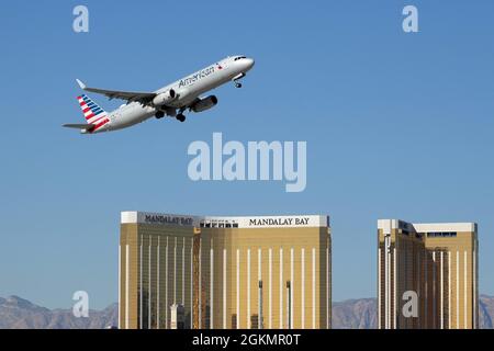 Eine Gesamtansicht eines Airbus A321 (Twin Jet) von American Airlines, der mit dem M vom McCarran International Airport abhebt Stockfoto