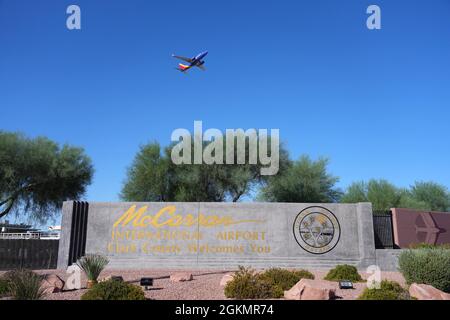 Eine Gesamtansicht einer Southwest Airlines Boeing 737-700 (Twin-Jet)-Registrierung N7878A hebt vom McCarran International Airport, Tuesd, ab Stockfoto