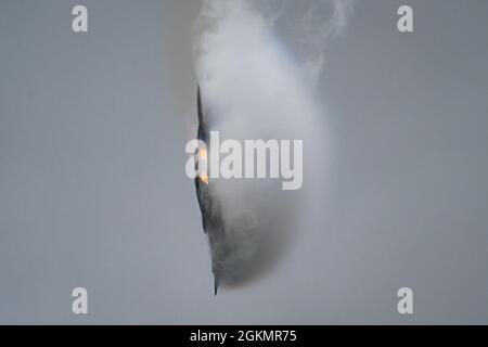 Josh Gunderson, Kommandant des F-22 Raptor Demo Teams, führt während einer Demonstration auf der Westmoreland County Airshow in Latrobe, Pennsylvania, am 29. Mai 2021 einen taktischen Pitch durch. Die Hauptfunktion des F-22A Raptor ist ein Luftdominanz- und Multirole-Stealth-Kämpfer, der eine Kombination aus Luft-Luft-Raketen und Luft-Boden-Bomben tragen kann. Stockfoto