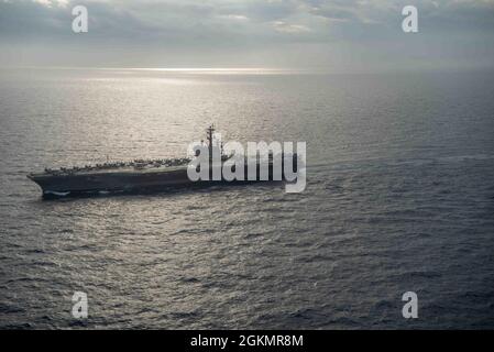 210529-N-LI114-1043 PHILIPPINISCHES MEER (29. Mai 2021) der einzige nach vorne eingesetzte Flugzeugträger der US-Marine, USS Ronald Reagan (CVN 76), dampft in der philippinischen See. Ronald Reagan, das Flaggschiff der Carrier Strike Group 5, stellt eine kampfbereite Truppe bereit, die die Vereinigten Staaten sowie die kollektiven maritimen Interessen ihrer Verbündeten und Partner in der Indo-Pazifik-Region schützt und verteidigt. Stockfoto