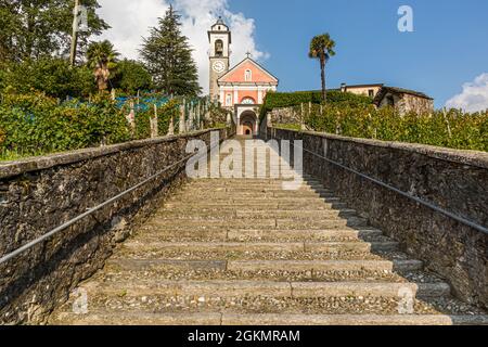 Eine lange Treppe führt hinauf zur Kirche Chiesa di San Maurizio in Circolo della Maggia, Schweiz Stockfoto