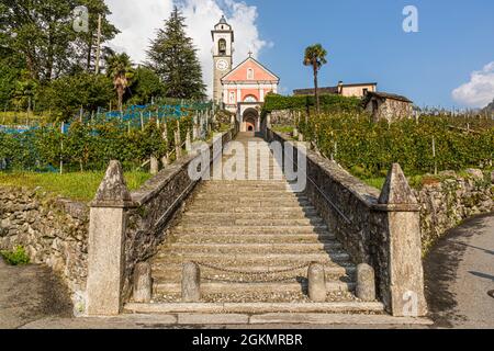 Eine lange Treppe führt hinauf zur Kirche Chiesa di San Maurizio in Circolo della Maggia, Schweiz Stockfoto