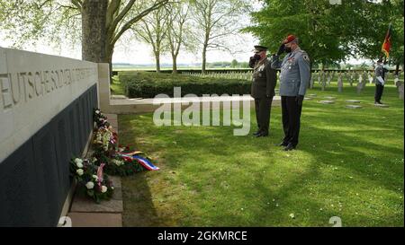 Maj. Gen. Tracy W. King, Kommandant der Marine Forces Europe and Africa und Brig. General Michael Podzus, Bundeswehr, grüßt Kränze, die zu Ehren der während des Ersten Weltkriegs getöteten deutschen Dienstmitglieder während einer Veranstaltung auf dem deutschen Friedhof bei Belleau, Frankreich, am 29. Mai 2021 gelegt wurden. US-Marineinfanteristen sind in Frankreich, um den 103. Jahrestag der Schlacht von Belleau Wood während eines Memorial Day-Dienstes auf den lokalen amerikanischen Friedhofs zu gedenken. Stockfoto