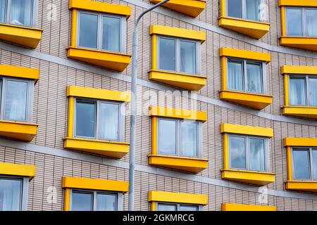 Kingston London, September 14 2021, Bright Yellow Architectural Feature Fenster in Einem modernen Apartmentblock ohne Menschen Stockfoto