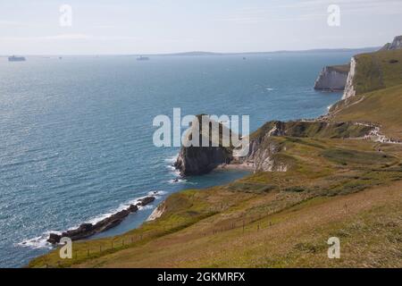 Blick auf Durdle Door und ST Oswald's Bay Beach in Dorset an einem Sommertag in Großbritannien Stockfoto