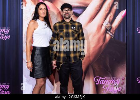 Guest und Jamie 'Jay' Bakker, der Sohn der Fernsehenangelisten Jim Bakker und Tammy Saye Bakker, besuchen am 14. September 2021 die New Yorker Filmpremiere von 'The Eyes of Tammy Saye' im SVA Theater in New York City. (Foto von Gabriele Holtermann/Sipa USA) Quelle: SIPA USA/Alamy Live News Stockfoto