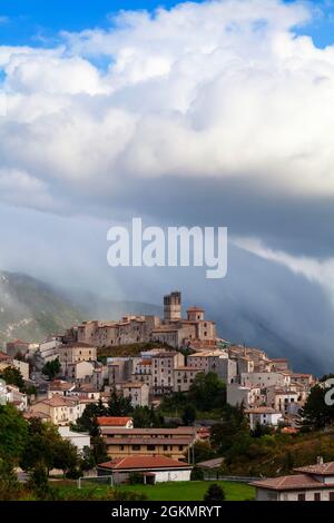 Castel del Monte, eine mittelalterliche Stadt im Nationalpark Gran Sasso e Monti della Laga in L'Aquila in den Abruzzen, Italien. Stockfoto
