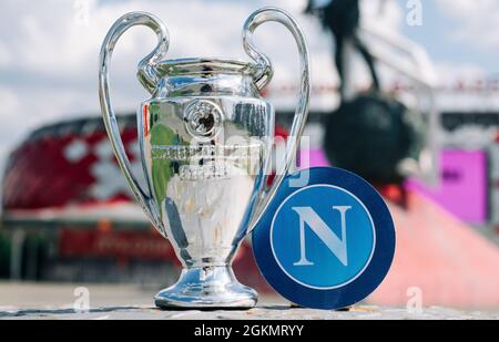 14. Juni 2021 Moskau, Russland. Das Emblem des napolischen Fußballvereins und des UEFA Champions League Cups vor dem Hintergrund der Otkrystie Arena st Stockfoto