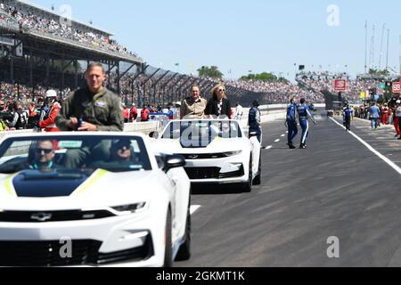 Indiana Adjutant General, Brig. Gen Dale Lyles, beendet seine Fahrt um den Indianapolis Motor Speedway während der Indy 500 Pre-Race Zeremonien 30. Mai 2021. Stockfoto