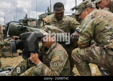 Soldaten der US-Armee, die dem 2. Kavallerieregiment zugewiesen wurden, üben während des Sabre Guardian 21 im Trainingsbereich des Camp Ujmajor am 30. Mai 2021 mit einem FGM-148-Javelin. Sabre Guardian 21 ist eine mit Defender 21 verknüpfte Übung, eine jährliche, von der US-Armee geführte, multinationale, gemeinsame Übung, die darauf ausgelegt ist, Bereitschaft und Interoperabilität zwischen den USA, der NATO und den Partnermilitärs aufzubauen. Stockfoto