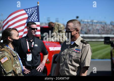 Indiana Adjutant General, Brig. Gen Dale Lyles, spricht mit Sgt. Tackora Farrington, Indiana National Guard, auf dem Indianapolis Motor Speedway während der Indy 500 Pre-Race Zeremonien 30. Mai 2021. Mitglieder der Indiana National Guard singen während der Indy 500 Pre-Race Zeremonien auf dem Indianapolis Motor Speedway 30. Mai 2021. Stockfoto